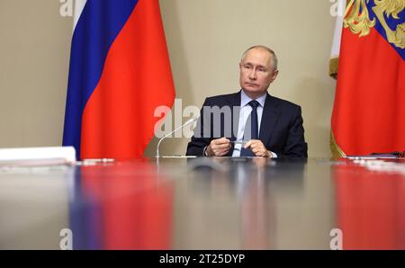 Novo-Ogaryovo, Russia. 16 ottobre 2023. Il presidente russo Vladimir Putin presiede un incontro faccia a faccia con i funzionari governativi per discutere di questioni operative presso la residenza statale presidenziale Novo-Ogaryovo, il 16 ottobre 2023, fuori Mosca, in Russia. Crediti: Gavriil Grigorov/Cremlino Pool/Alamy Live News Foto Stock