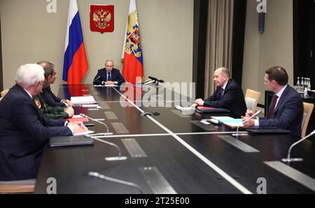 Novo-Ogaryovo, Russia. 16 ottobre 2023. Il presidente russo Vladimir Putin presiede un incontro faccia a faccia con i funzionari governativi per discutere di questioni operative presso la residenza statale presidenziale Novo-Ogaryovo, il 16 ottobre 2023, fuori Mosca, in Russia. Crediti: Gavriil Grigorov/Cremlino Pool/Alamy Live News Foto Stock