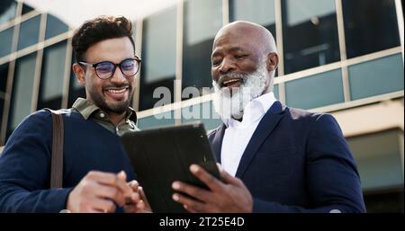 Tablet, discussione e uomini d'affari che fanno ricerche in città pianificando una strategia legale. Meeting, tecnologia digitale e team di avvocati maschi Foto Stock