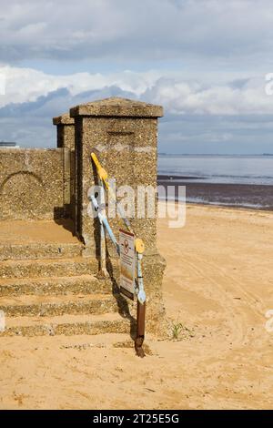 Serie di gradini di cemento che conducono alla spiaggia di Cleethorpes Foto Stock