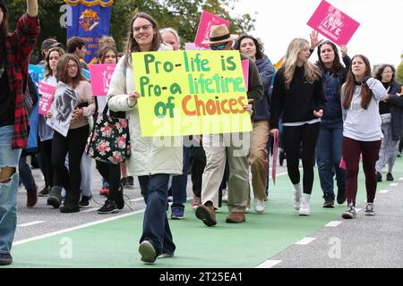 Harrisburg, Stati Uniti. 16 ottobre 2023. I manifestanti tengono dei segnali mentre marciano durante la terza marcia annuale della Pennsylvania per la vita. Migliaia di persone si sono riunite al Campidoglio della Pennsylvania per esprimere le loro opinioni anti-aborto durante la marcia per la vita della Pennsylvania. Credito: SOPA Images Limited/Alamy Live News Foto Stock