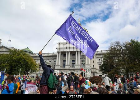 Harrisburg, Stati Uniti. 16 ottobre 2023. Un manifestante detiene una bandiera durante la terza marcia annuale della Pennsylvania per la vita. Migliaia di persone si sono riunite al Campidoglio della Pennsylvania per esprimere le loro opinioni anti-aborto durante la marcia per la vita della Pennsylvania. Credito: SOPA Images Limited/Alamy Live News Foto Stock