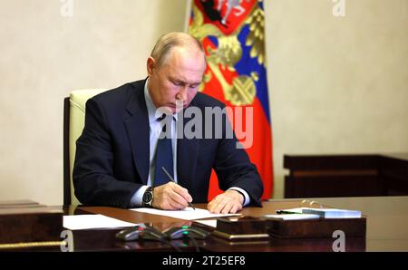 Novo-Ogaryovo, Russia. 16 ottobre 2023. Il presidente russo Vladimir Putin prende parte a una cerimonia di videoconferenza che segna l'apertura di nuove strade in varie regioni dalla residenza statale presidenziale Novo-Ogaryovo, il 16 ottobre 2023 fuori Mosca, in Russia. Crediti: Gavriil Grigorov/Cremlino Pool/Alamy Live News Foto Stock