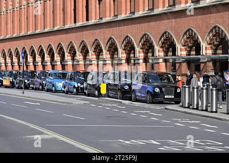 Stazione ferroviaria internazionale di St Pancras, stazione dei taxi, Midland Road, Londra, Regno Unito Foto Stock