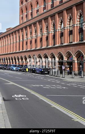 Stazione ferroviaria internazionale di St Pancras, stazione dei taxi, Midland Road, Londra, Regno Unito Foto Stock