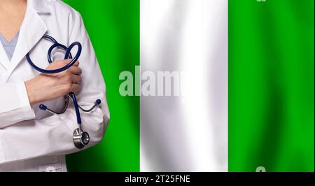 Medicina nigeriana e concetto sanitario. Medico da vicino contro la bandiera della Nigeria Foto Stock