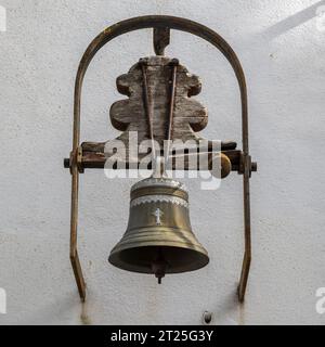 Piccola campana montata su un muro città Vecchia, Evora, Alentejo, Portogallo Foto Stock