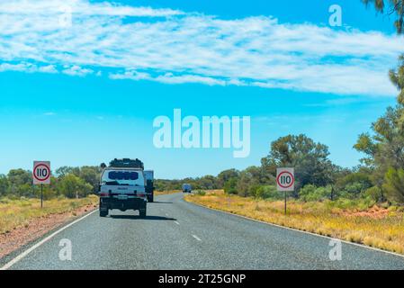 Una lunga parte rettilinea di Luritja Road che conduce al Kings Canyon (Watarrka) nel territorio del Nord dell'Australia Foto Stock