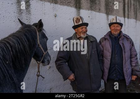 Commercianti di cavalli, acquirenti e venditori al mercato settimanale dei cavalli a Karakol, in Kirghizistan Foto Stock