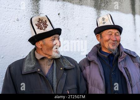 Commercianti di cavalli, acquirenti e venditori al mercato settimanale dei cavalli a Karakol, in Kirghizistan Foto Stock