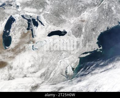 Terra, satellite e paesaggio, mappa del mondo e dell'Antartide con nuvole nell'atmosfera, acqua e neve nell'ambiente o nella natura. Vista aerea, continente Foto Stock