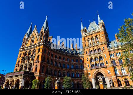 Esterno dell'hotel vittoriano St. Pancras Renaissance di Londra del XIX secolo Foto Stock