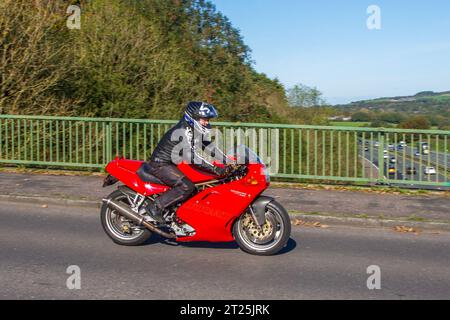 Anni '1995 90 Red Ducati Supersports V Twin Motorcycle Sports benzina 904 cc; attraversamento del ponte autostradale a Greater Manchester, Regno Unito Foto Stock