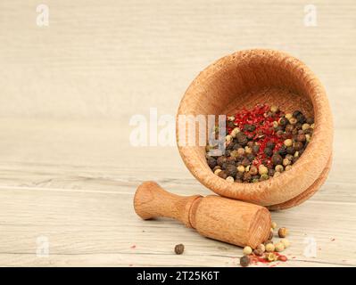 Pepe misto in mortaio di legno Foto Stock