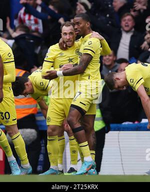 GOL 2-1, Christian Eriksen di Brentford celebrazione del gol con Ivan Toney di Brentford dopo aver segnato per mettere Brentford 2-1 davanti al Chelsea. - Chelsea contro Brentford, Premier League, Stamford Bridge, Londra, Regno Unito - 2 aprile 2022 solo per uso editoriale - si applicano le restrizioni DataCo Foto Stock