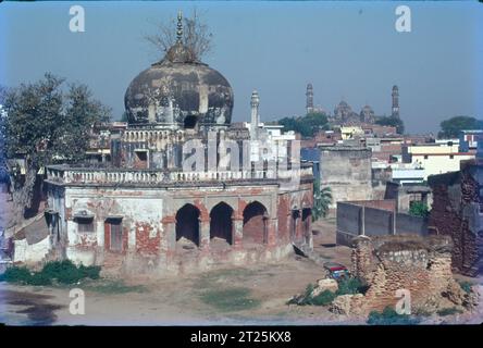 La residenza Lucknow è testimone della prima guerra d'indipendenza del 1857. Adagiato a sud del fiume Gomti, i suoi edifici senza tetto e le mura distrutte che si estendono su una vasta area di 33 ettari testimoniano uno dei più memorabili assediamenti di questa fortezza britannica da parte delle forze di Avadh nel 1857. Foto Stock