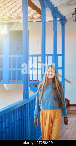 Donna che esplora il Museo storico regionale passeggiando nella casa Inca del Garcilaso de la Vega a Cusco, Perù Foto Stock