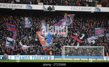 I tifosi del Crystal Palace mostrano il loro supporto contro il Leeds United. Crystal Palace V Leeds United, Premier League, Selhurst Park, Londra - 25 aprile 2022 solo per uso editoriale - si applicano le restrizioni DataCo Foto Stock