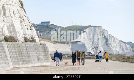 Brighton Regno Unito 17 ottobre 2023 - calma prima dell'arrivo di Storm Babet, mentre gli escursionisti si godono il sole lungo la passeggiata della scogliera a Saltdean vicino Brighton . Storm Babet arriverà in Gran Bretagna da domani con forti venti e piogge: Credit Simon Dack / Alamy Live News Foto Stock