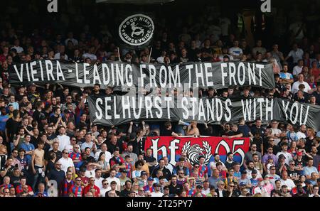 I fan di Crystal Palace mostrano il loro supporto a Patrick Vieria, manager di Crystal Palace, con uno striscione che recita "Vieira - Leading from the Front Selhurst sta con te" dopo un incidente con un fan contro Everton. - Crystal Palace contro Manchester United, Premier League, Selhurst Park, Londra - 22 maggio 2022 solo per uso editoriale - si applicano restrizioni DataCo Foto Stock