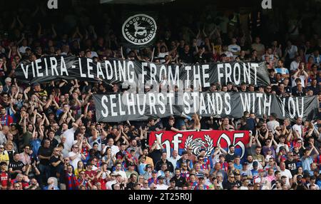 I fan di Crystal Palace mostrano il loro supporto a Patrick Vieria, manager di Crystal Palace, con uno striscione che recita "Vieira - Leading from the Front Selhurst sta con te" dopo un incidente con un fan contro Everton. - Crystal Palace contro Manchester United, Premier League, Selhurst Park, Londra - 22 maggio 2022 solo per uso editoriale - si applicano restrizioni DataCo Foto Stock