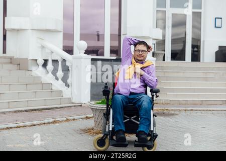 una persona speciale con disabilità alle scale di un edificio per uffici Foto Stock