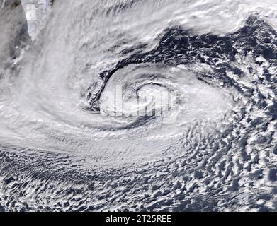 Uragano, ciclone o schema meteorologico per avvertire di calamità naturali o distruzione da parte della natura madre. La formazione di terra, cielo e nuvole di una tempesta Foto Stock