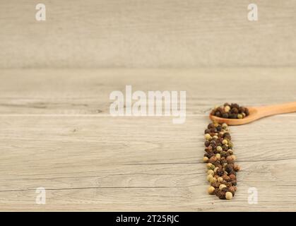set di varie spezie in cucchiai di legno su sfondo chiaro Foto Stock