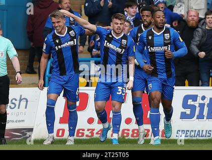 GOL 1-1, Jack Tucker di Gillingham celebrazione del gol con Ben Reeves di Gillingham dopo aver segnato 1-1 contro Gillingham. - Gillingham contro Wycombe Wanderers, Sky Bet League One, Priestfield Stadium, Gillingham, Regno Unito - 9 aprile 2022 solo per uso editoriale - si applicano restrizioni DataCo Foto Stock