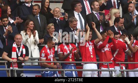 Vicky McClure e Jonny Owen guardano mentre Nottingham Forest tiene alto il Trofeo finale Play Off per il campionato Sky Bet. - Huddersfield Town contro Nottingham Forest, finale di play-off del campionato Sky Bet, Wembley Stadium, Londra, Regno Unito - 29 maggio 2022. Solo per uso editoriale - si applicano le restrizioni DataCo Foto Stock