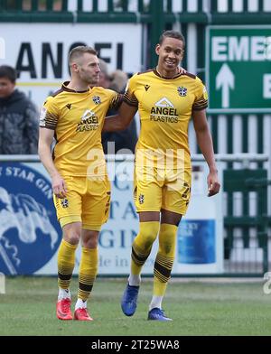 GOL 1-0, Alistair Smith del Sutton United celebrazione del gol dopo aver segnato per mettere il Sutton United 1-0 davanti al Crawley Town. - Sutton United contro Crawley Town, Sky Bet League Two, The Borough Sports Ground Stadium, Sutton, Regno Unito - 26 aprile 2022 solo per uso editoriale - si applicano restrizioni DataCo Foto Stock