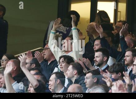 L'attore Rafferty Law & Son of Jude Law appare animato mentre guarda Tottenham Hotspur V Arsenal dagli stand del Tottenham Hotspur Stadium di Londra. - Tottenham Hotspur contro Arsenal, Premier League, Tottenham Hotspur Stadium, Londra, Regno Unito - 12 maggio 2022 solo per uso editoriale - si applicano restrizioni DataCo Foto Stock