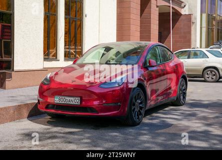 Almaty, Kazakistan - 25 agosto 2023: L'orologio anteriore di una Tesla Model 3 è rosso. Parcheggio in strada Foto Stock