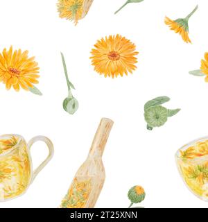 Arancia calendula officinalis in paletta di legno e per prodotti sfusi e tazza di tè in vetro. Motivo senza cuciture ad acquerello disegnato a mano. Sfondo botanico Foto Stock