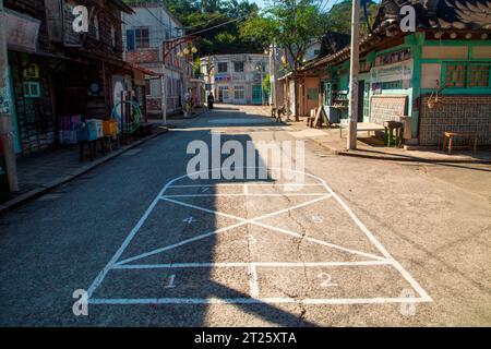 The Suncheon Drama Film Set, 12 ottobre 2023 : la periferia degli anni '1980 di Seoul al Suncheon Drama Film Set a Suncheon, circa 420 km (261 miglia) a sud di Seoul, Corea del Sud. La location del film aperto comprende tre villaggi che rappresentano i diversi periodi dagli anni '1960 agli anni '1980: La città di Suncheon degli anni '1960, il povero villaggio collinare di Bongcheon a Seul degli anni '1970 e la periferia di Seul degli anni '1980. Vari film, drammi e video musicali sono stati girati nel set. Crediti: Lee Jae-won/AFLO/Alamy Live News Foto Stock