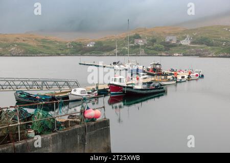 Scalpay Village è il principale insediamento sull'isola di Scalpay, una piccola isola situata appena al largo della costa dell'isola di Harris nell'Outer H Foto Stock