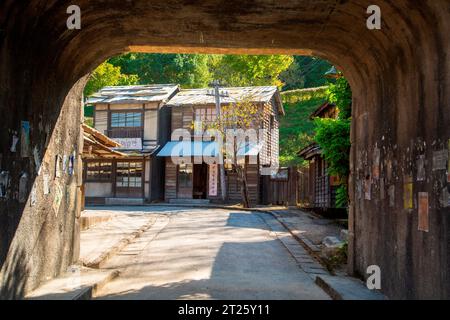 Suncheon Drama Film Set, 12 ottobre 2023 : la città di Suncheon degli anni '1960 al Suncheon Drama Film Set a Suncheon, circa 420 km (261 miglia) a sud di Seoul, Corea del Sud. La location del film aperto comprende tre villaggi che rappresentano i diversi periodi dagli anni '1960 agli anni '1980: La città di Suncheon degli anni '1960, il povero villaggio collinare di Bongcheon a Seul degli anni '1970 e la periferia di Seul degli anni '1980. Vari film, drammi e video musicali sono stati girati nel set. Crediti: Lee Jae-won/AFLO/Alamy Live News Foto Stock