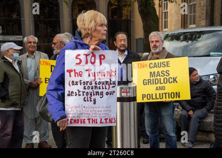 Oxford, Regno Unito, 17 ottobre 2023. Una manifestazione fuori County Hall, Oxford, contro i quartieri a basso traffico (LTNs) che sono stati molto controversi fin dalla loro introduzione in città negli ultimi due anni. Il Consiglio della Contea stava votando per renderli permanenti e un piccolo ma vocale gruppo di residenti locali e uomini d'affari si riunirono per far sentire la loro voce, guidato da Clinton Pugh, padre dell'attrice Florence Pugh, che possiede diversi ristoranti locali ed è stato attivo nella sua opposizione al regime del traffico. Crediti: Martin Anderson/Alamy Live News Foto Stock