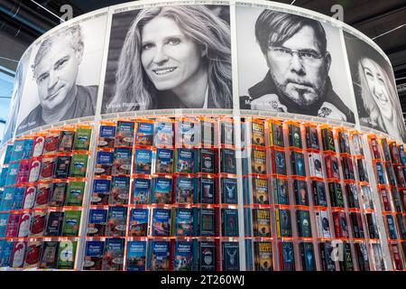 Francoforte, Germania. 17 ottobre 2023, Assia, Francoforte sul meno: Veduta del padiglione Droemer Knaur Publishing Group alla Fiera del Libro di Francoforte. Il paese ospite della fiera del libro più grande del mondo, che si terrà fino al 22 ottobre 2023, è la Slovenia nel suo anniversario. Credito: Alleanza foto dpa/Alamy Live News Foto Stock