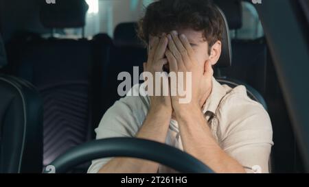 Depresso uomo d'affari caucasico che soffre di un fallimento aziendale arrabbiato ha perso maschio triste turbato frustrato problema uomo pazzo disperazione seduto in automobile automobile Foto Stock