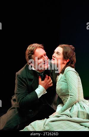 Simon Russell Beale (Alfred Evelyn), Victoria Hamilton (Clara Douglas) in MONEY di Edward Bulwer-Lytton all'Olivier Theatre, National Theatre (NT), Londra SE1 03/06/1999 musica: Jonathan dove design: Rob Howell illuminazione: Peter Mumford Movement: Jane Gibson regista: John Caird Foto Stock