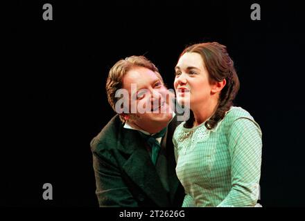 Simon Russell Beale (Alfred Evelyn), Victoria Hamilton (Clara Douglas) in MONEY di Edward Bulwer-Lytton all'Olivier Theatre, National Theatre (NT), Londra SE1 03/06/1999 musica: Jonathan dove design: Rob Howell illuminazione: Peter Mumford Movement: Jane Gibson regista: John Caird Foto Stock