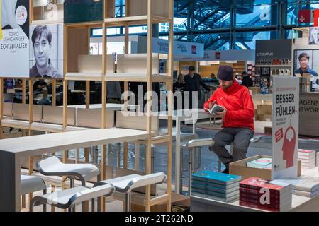 Francoforte, Germania. 17 ottobre 2023, Assia, Francoforte sul meno: Veduta del padiglione Rowohlt Verlag alla Fiera del Libro di Francoforte. Il paese ospite della più grande fiera del libro del mondo, che si tiene fino al 22 ottobre 2023, è la Slovenia nel suo anniversario. Credito: Alleanza foto dpa/Alamy Live News Foto Stock