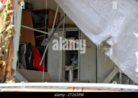 ODESA, UCRAINA - 17 OTTOBRE 2023 - l'edificio della scuola di vela per bambini e giovani N13, situata in uno yacht club, mostra danni causati dalla caduta di detriti di un drone russo abbattuto, Odesa, Ucraina meridionale. Di notte, le forze di difesa aerea hanno distrutto sei droni d'attacco russi nella regione di Odesa. A Odesa, il relitto dei droni Shahed abbattuti cadde vicino a uno yacht club. La proprietà privata fu danneggiata, tra cui una scuola di vela, un hangar e diverse imbarcazioni civili. Non c'erano morti o feriti. Credito: Ukrinform/Alamy Live News Foto Stock