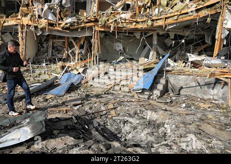 ODESA, UCRAINA - 17 OTTOBRE 2023 - l'edificio della scuola di vela per bambini e giovani N13, situata in uno yacht club, mostra danni causati dalla caduta di detriti di un drone russo abbattuto, Odesa, Ucraina meridionale. Di notte, le forze di difesa aerea hanno distrutto sei droni d'attacco russi nella regione di Odesa. A Odesa, il relitto dei droni Shahed abbattuti cadde vicino a uno yacht club. La proprietà privata fu danneggiata, tra cui una scuola di vela, un hangar e diverse imbarcazioni civili. Non c'erano morti o feriti. Credito: Ukrinform/Alamy Live News Foto Stock