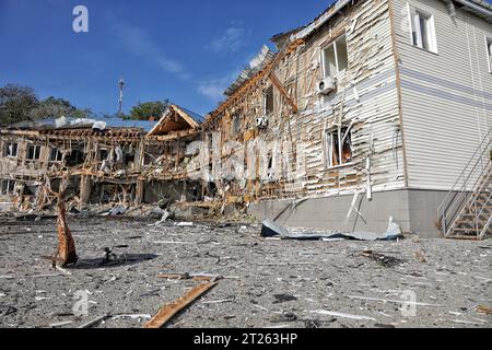 ODESA, UCRAINA - 17 OTTOBRE 2023 - l'edificio della scuola di vela per bambini e giovani N13, situata in uno yacht club, mostra danni causati dalla caduta di detriti di un drone russo abbattuto, Odesa, Ucraina meridionale. Di notte, le forze di difesa aerea hanno distrutto sei droni d'attacco russi nella regione di Odesa. A Odesa, il relitto dei droni Shahed abbattuti cadde vicino a uno yacht club. La proprietà privata fu danneggiata, tra cui una scuola di vela, un hangar e diverse imbarcazioni civili. Non c'erano morti o feriti. Credito: Ukrinform/Alamy Live News Foto Stock