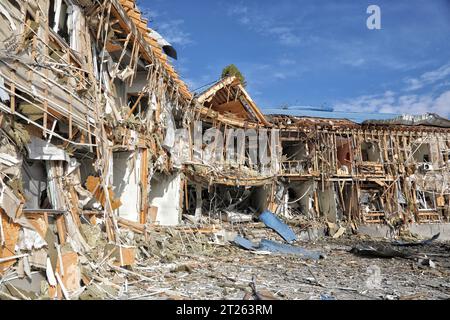 ODESA, UCRAINA - 17 OTTOBRE 2023 - l'edificio della scuola di vela per bambini e giovani N13, situata in uno yacht club, mostra danni causati dalla caduta di detriti di un drone russo abbattuto, Odesa, Ucraina meridionale. Di notte, le forze di difesa aerea hanno distrutto sei droni d'attacco russi nella regione di Odesa. A Odesa, il relitto dei droni Shahed abbattuti cadde vicino a uno yacht club. La proprietà privata fu danneggiata, tra cui una scuola di vela, un hangar e diverse imbarcazioni civili. Non c'erano morti o feriti. Credito: Ukrinform/Alamy Live News Foto Stock