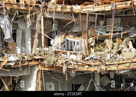 ODESA, UCRAINA - 17 OTTOBRE 2023 - l'edificio della scuola di vela per bambini e giovani N13, situata in uno yacht club, mostra danni causati dalla caduta di detriti di un drone russo abbattuto, Odesa, Ucraina meridionale. Di notte, le forze di difesa aerea hanno distrutto sei droni d'attacco russi nella regione di Odesa. A Odesa, il relitto dei droni Shahed abbattuti cadde vicino a uno yacht club. La proprietà privata fu danneggiata, tra cui una scuola di vela, un hangar e diverse imbarcazioni civili. Non c'erano morti o feriti. Credito: Ukrinform/Alamy Live News Foto Stock