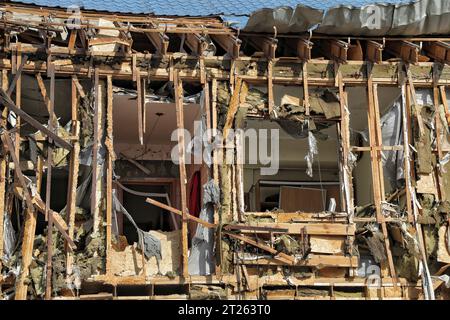 ODESA, UCRAINA - 17 OTTOBRE 2023 - l'edificio della scuola di vela per bambini e giovani N13, situata in uno yacht club, mostra danni causati dalla caduta di detriti di un drone russo abbattuto, Odesa, Ucraina meridionale. Di notte, le forze di difesa aerea hanno distrutto sei droni d'attacco russi nella regione di Odesa. A Odesa, il relitto dei droni Shahed abbattuti cadde vicino a uno yacht club. La proprietà privata fu danneggiata, tra cui una scuola di vela, un hangar e diverse imbarcazioni civili. Non c'erano morti o feriti. Credito: Ukrinform/Alamy Live News Foto Stock