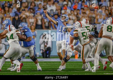 Chapel Hill, NC USA: Il quarterback dei North Carolina Tar Heels Drake Maye (10) passa il football durante una partita NCAA contro i Miami Hurricanes a Kena Foto Stock